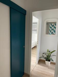 Una puerta azul en una habitación con una planta en Appart de Manuela, en Saint-Malo 1 foto más