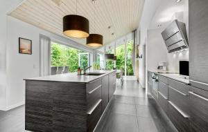 Kuchyň nebo kuchyňský kout v ubytování Lovely Home In Ebeltoft With Sauna + 18 fotografií