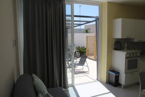 a living room with a view of a kitchen at Casa Marina 44 in Marina di Ragusa