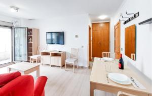 カディスにあるStunning Apartment In Cadiz With Wifiの赤いソファとテーブルのあるリビングルーム