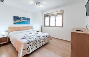 カディスにあるStunning Apartment In Cadiz With Wifiのベッドと窓のある白い寝室