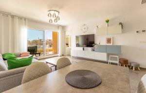 una sala de estar con un sofá y una mesa en Cozy Apartment In Torre De La Horadada, en Torre de la Horadada