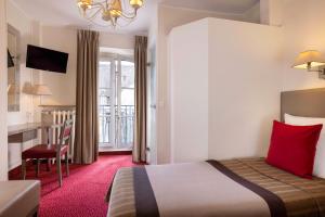 A bed or beds in a room at Hôtel Saint Pierre