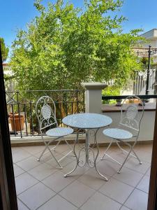 a table and two chairs sitting on a balcony at Casa Manu in Gallipoli
