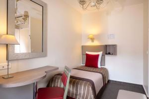 A bed or beds in a room at Hôtel Saint Pierre