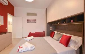 Giường trong phòng chung tại Beautiful Home In Menfi With Wifi