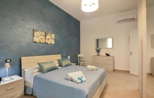 Giường trong phòng chung tại Beautiful Home In Menfi With Wifi