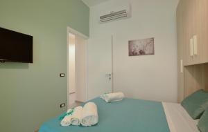 Giường trong phòng chung tại Beautiful Home In Menfi With Wifi