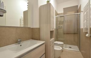 Phòng tắm tại Beautiful Home In Menfi With Wifi
