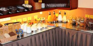 eine Theke mit vielen verschiedenen Getränken darauf in der Unterkunft Hotel Villa Strandkorb in Graal-Müritz