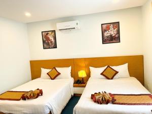 Un pat sau paturi într-o cameră la Legacy Hotel
