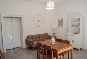 a living room with a table and a couch at Al Quarantuno in Caltagirone