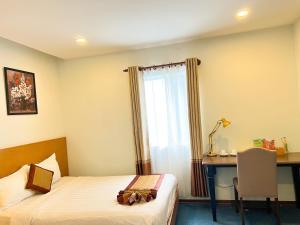 Un pat sau paturi într-o cameră la Legacy Hotel