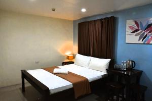 Postel nebo postele na pokoji v ubytování Arzo Hotel Makati