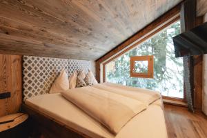 Giường trong phòng chung tại Alpine Chalet Stern