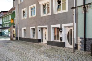 una strada acciottolata di fronte a un edificio di Lilly a Messkirch