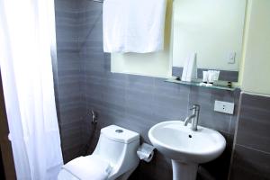 Koupelna v ubytování Arzo Hotel Makati + 27 fotografií
