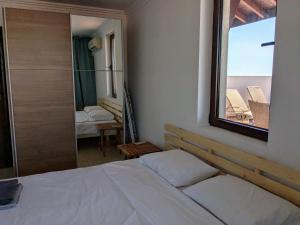Postel nebo postele na pokoji v ubytování Beachfront Apartment Sveti Vlas + 11 fotografií