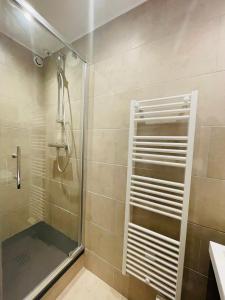 シストロンにあるAppartement pour deux personnesの浴室のガラス扉付きシャワー