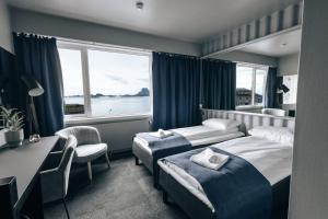 Postel nebo postele na pokoji v ubytování Live Lofoten Hotel