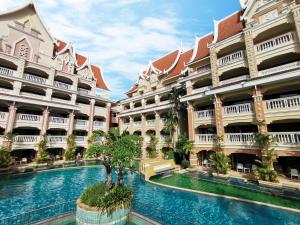 Bazén v ubytování Ayodhaya Palace Beach Resort - SHA Plus certified nebo v jeho okolí