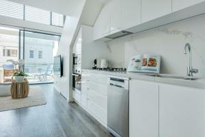 Gallery image of Surfside Suite Isyd in Sydney