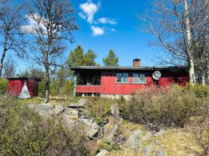 a red house sitting on top of a hill at Nydelig naturperle på Nesbyen, nær Langedrag in Nesbyen
