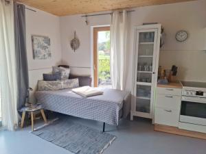 a small room with a bed and a kitchen at Gästehaus Plath in Wettringen
