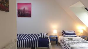 zwei Betten in einem Zimmer mit zwei Lampen auf Tischen in der Unterkunft Charmante maison de vacances - Le Bono in Le Bono