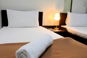 Postel nebo postele na pokoji v ubytování Arzo Hotel Makati