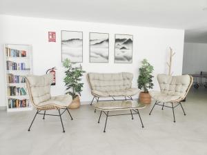 dwa krzesła i stolik kawowy w salonie w obiekcie AP354 - Bayview Hills w mieście Torrox