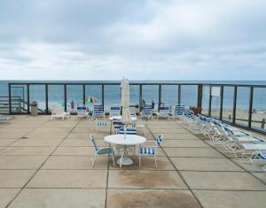 Ocean Club on Smuggler's Beach tesisinde bir balkon veya teras