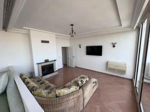 Μια τηλεόραση ή/και κέντρο ψυχαγωγίας στο Luxueuse villa de 1100m à 500m de la plage
