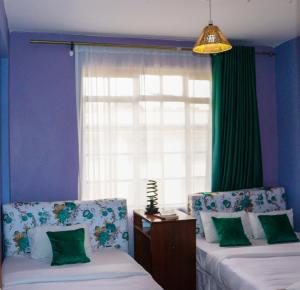 Postel nebo postele na pokoji v ubytování Cozy Rooms JKIA - 3 Bedroom With 5 Beds, 2Baths