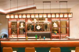 普里Hotel Sonar Bangla Puri的餐厅的酒吧,有大量的眼镜