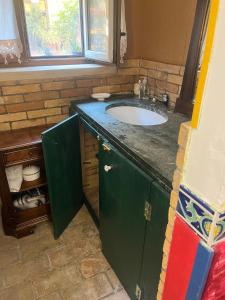 y baño con lavabo y encimera. en Taverna sul mare, en Francavilla al Mare