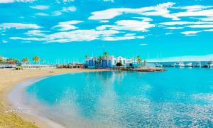 vista su una spiaggia con case e barche in acqua di Penthouse with private pool, hot tub jacuzzi with sea views and chill-out zone, close to the sea a Marbella