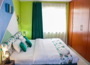 Postel nebo postele na pokoji v ubytování Cozy Rooms JKIA - 3 Bedroom With 5 Beds, 2Baths