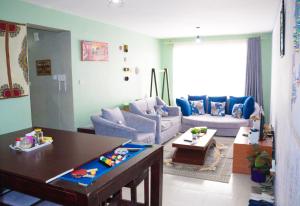 Posezení v ubytování Cozy Rooms JKIA - 3 Bedroom With 5 Beds, 2Baths