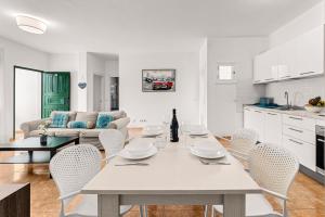 a kitchen and living room with a table and chairs at Apartamento Playa Dorada Bajos in Playa Blanca