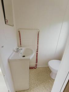 łazienka z umywalką i toaletą w obiekcie Domki obok plaży w mieście Moryń +39 zdjęć