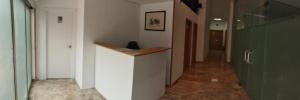 - un couloir avec un comptoir blanc dans une chambre dans l'établissement Hostel M Torres, à Madrid