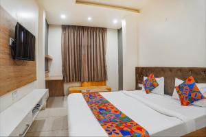 Postel nebo postele na pokoji v ubytování FabHotel Prime OM Palace