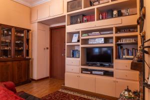 Televízia a/alebo spoločenská miestnosť v ubytovaní [Duomo walking distance] elegant flat with view + 26 fotografií