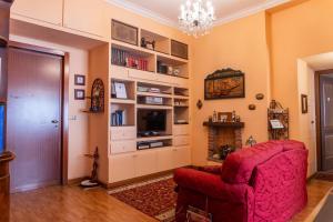 Televízia a/alebo spoločenská miestnosť v ubytovaní [Duomo walking distance] elegant flat with view