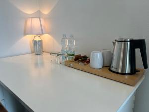 Set per la preparazione di tè e caffè presso Hotel Sloup