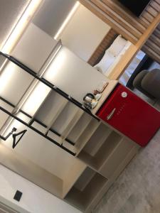 una cucina con armadietto rosso in una stanza di Naz Liman Otel Bodrum a Bodrum City