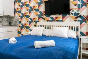 Кровать или кровати в номере Glam Downtown Apartments