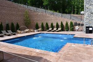 a large swimming pool with chairs at The Swiftwater in Swiftwater