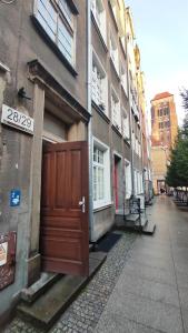 a building with a brown door on the side of a street at Old Town Apartament next to Bazylika Mariacka in Gdańsk